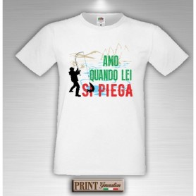 T-Shirt - AMO QUANDO LEI SI PIEGA - Frasi divertenti - Pesca