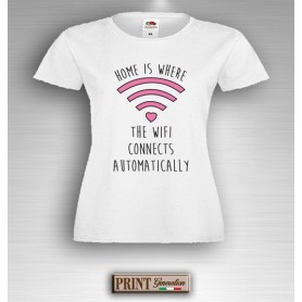 T-Shirt - HOME IS WHERE THE WIFI CONNECTS - Frasi divertenti - Idea regalo