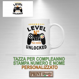 Tazza personalizzabile nome e numero compleanno gamer orizzontale