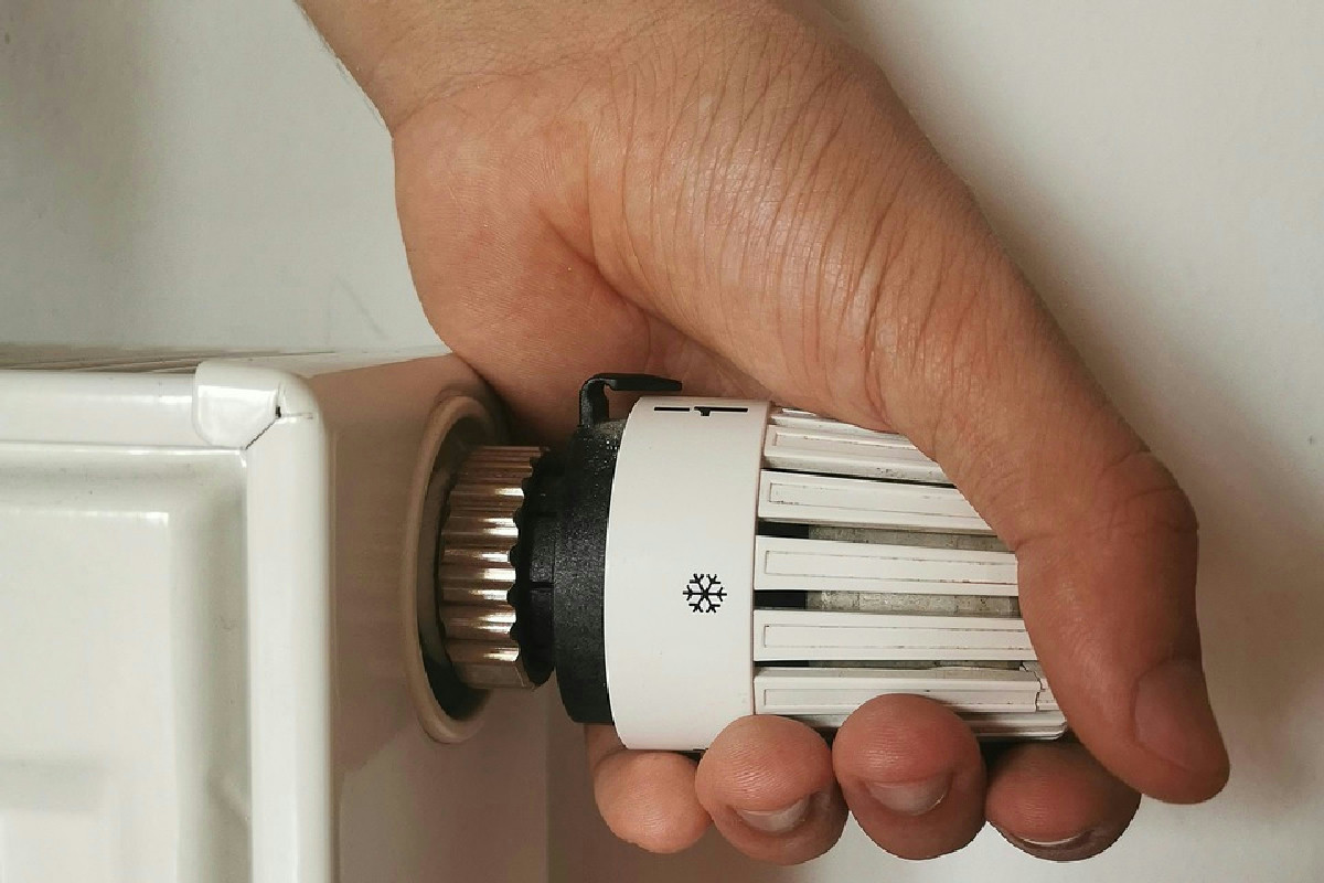 Casa fredda anche con i termosifoni accesi? Ecco l’errore comune che fa aumentare i consumi