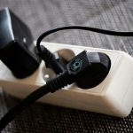 La ciabatta elettrica in salotto nasconde un errore comune: perché il collegamento a cascata è un rischio