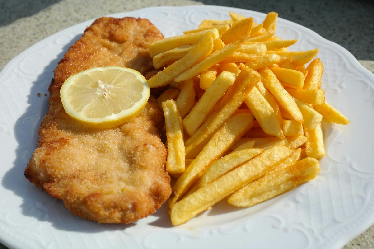 Dove nasce davvero la cotoletta alla milanese: la vera storia e le rivalità con Vienna e Francia