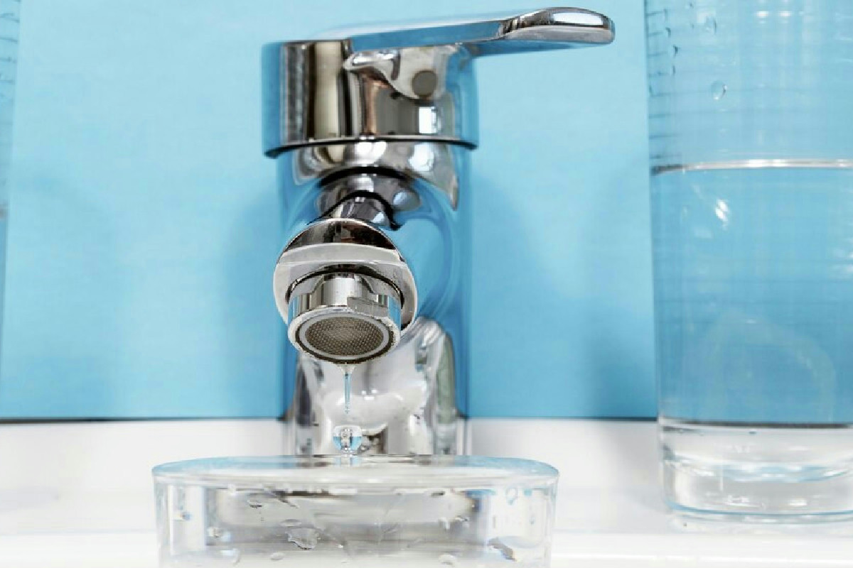 Il filtro del rubinetto è bianco di calcare? Ecco come bagno e cucina tornano a brillare con 2 rimedi