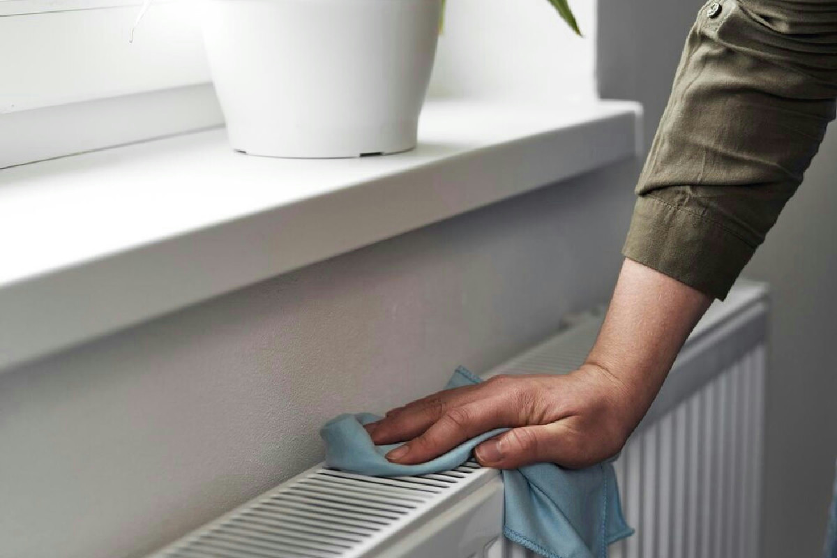 Hai mai visto dove si nasconde la polvere nei radiatori? Quel punto segreto ti svuota la bolletta