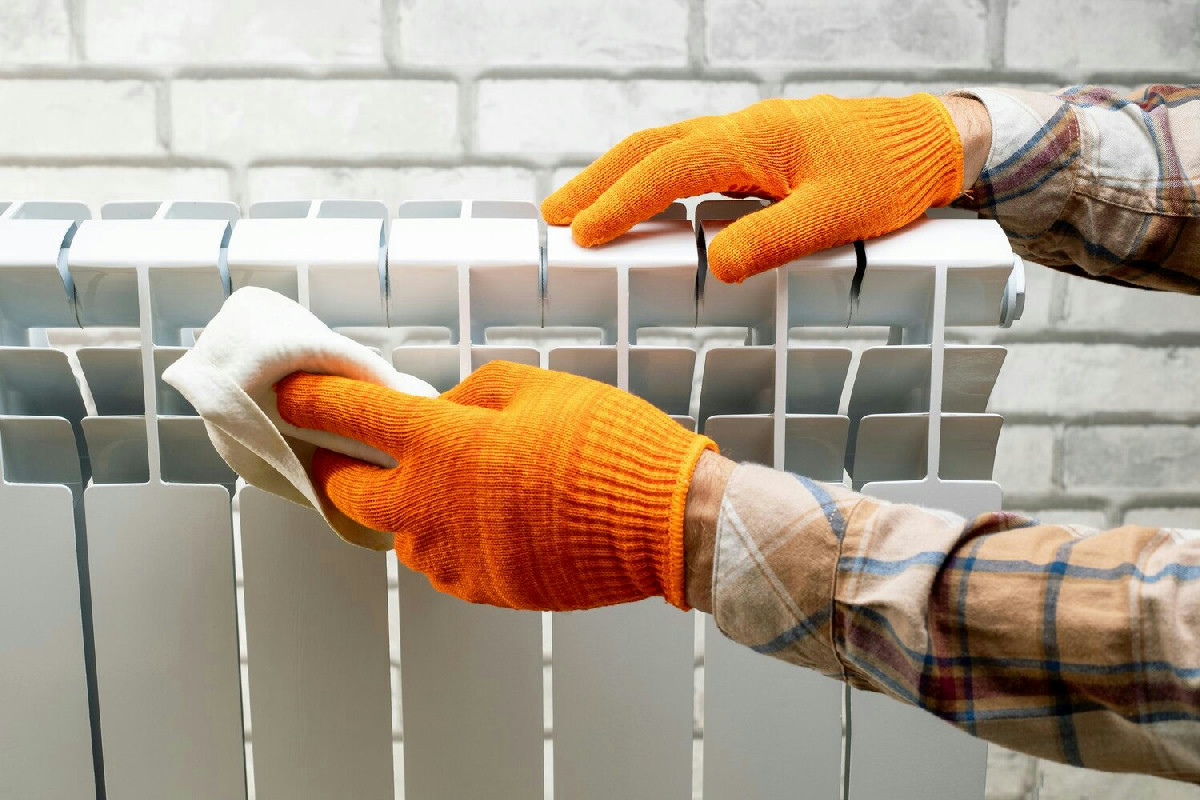 Hai mai visto dove si nasconde la polvere nei radiatori? Quel punto segreto ti svuota la bolletta