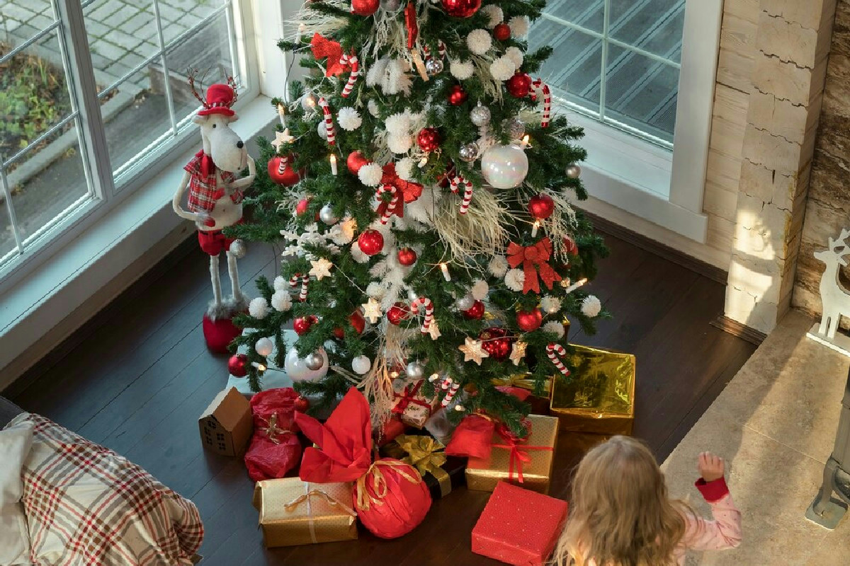 Natale in 50 mq? Ecco la soluzione dei designer: l’albero Leroy Merlin che sta facendo parlare tutti